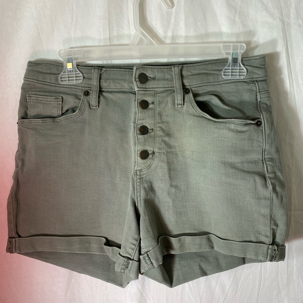 Green Universal Thread shorts, size medium in great condition.